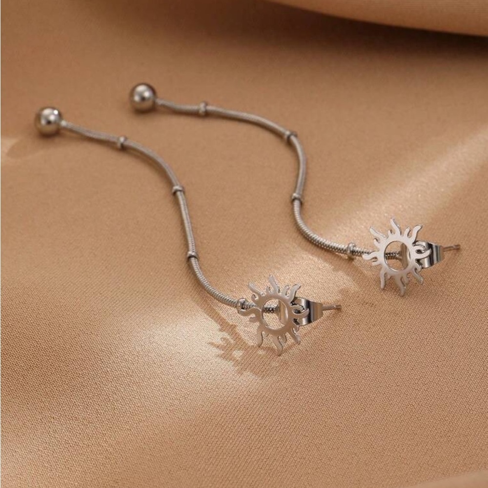 Chic Sunburst Silver Dangle Earrings - Picture 3 of 6